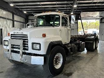 Mack RD688S