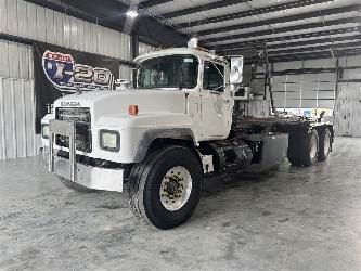 Mack RD690S