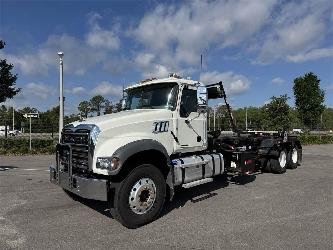 Mack GR64F