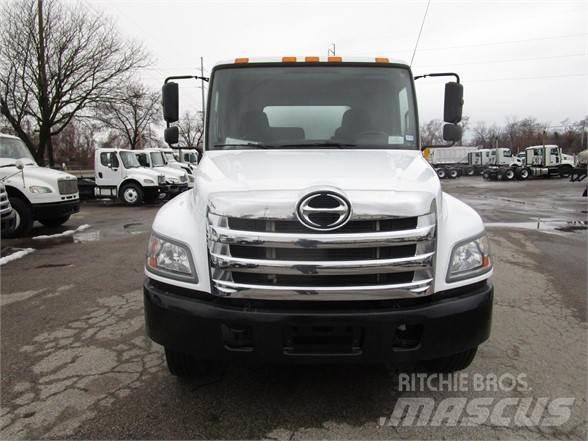 Hino 338 Vakuumski tovornjaki