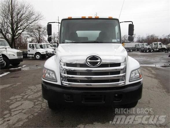 Hino 338 Vakuumski tovornjaki