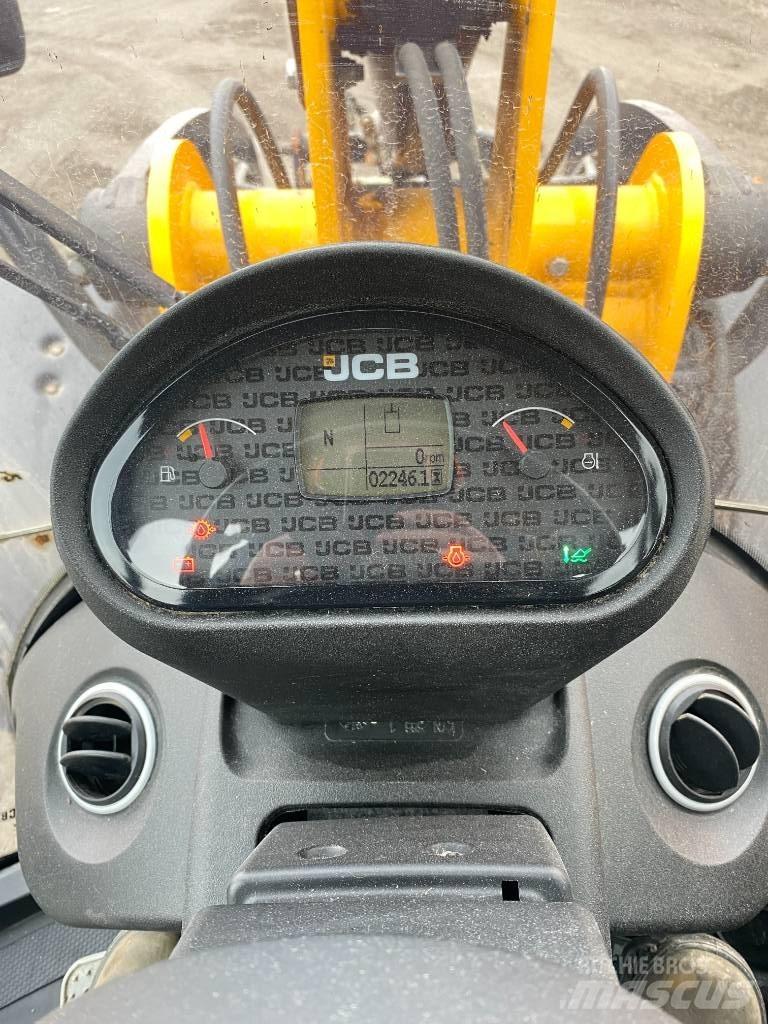 JCB 409 Kmetijski teleskopski nakladalci