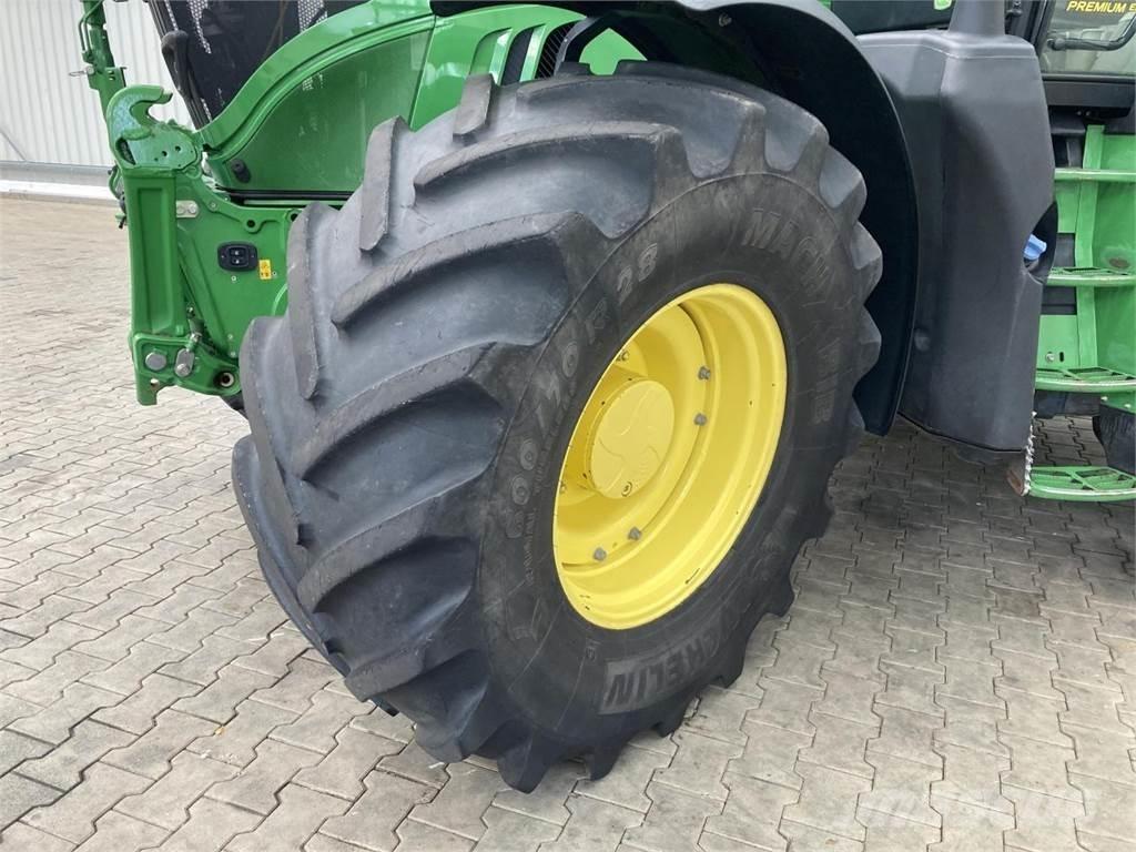 John Deere 6215R Traktorji