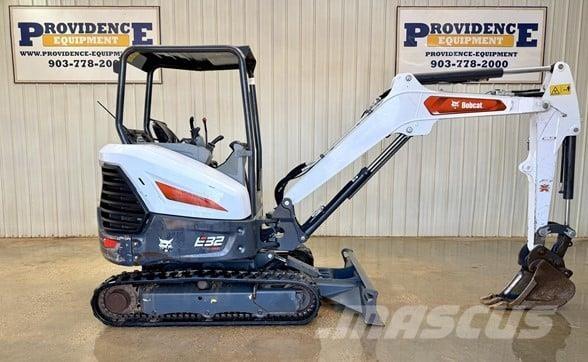 Bobcat E32 Mini bagri <7t