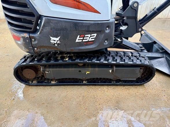 Bobcat E32 Mini bagri <7t