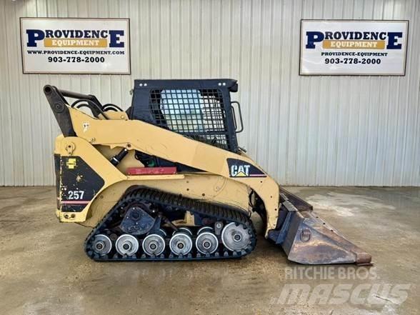 CAT 257 Skid steer mini nakladalci