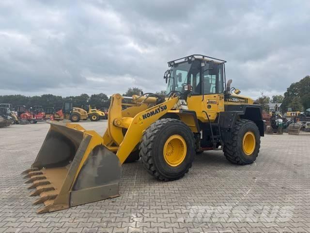 Komatsu WA 320 Kolesni nakladalci