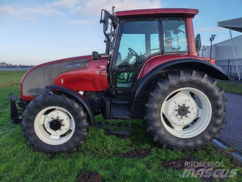 Valtra M 130 Traktorji