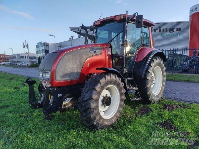 Valtra M 130 Traktorji