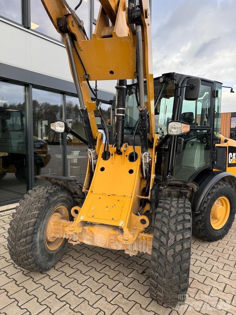 CAT 906M Kolesni nakladalci