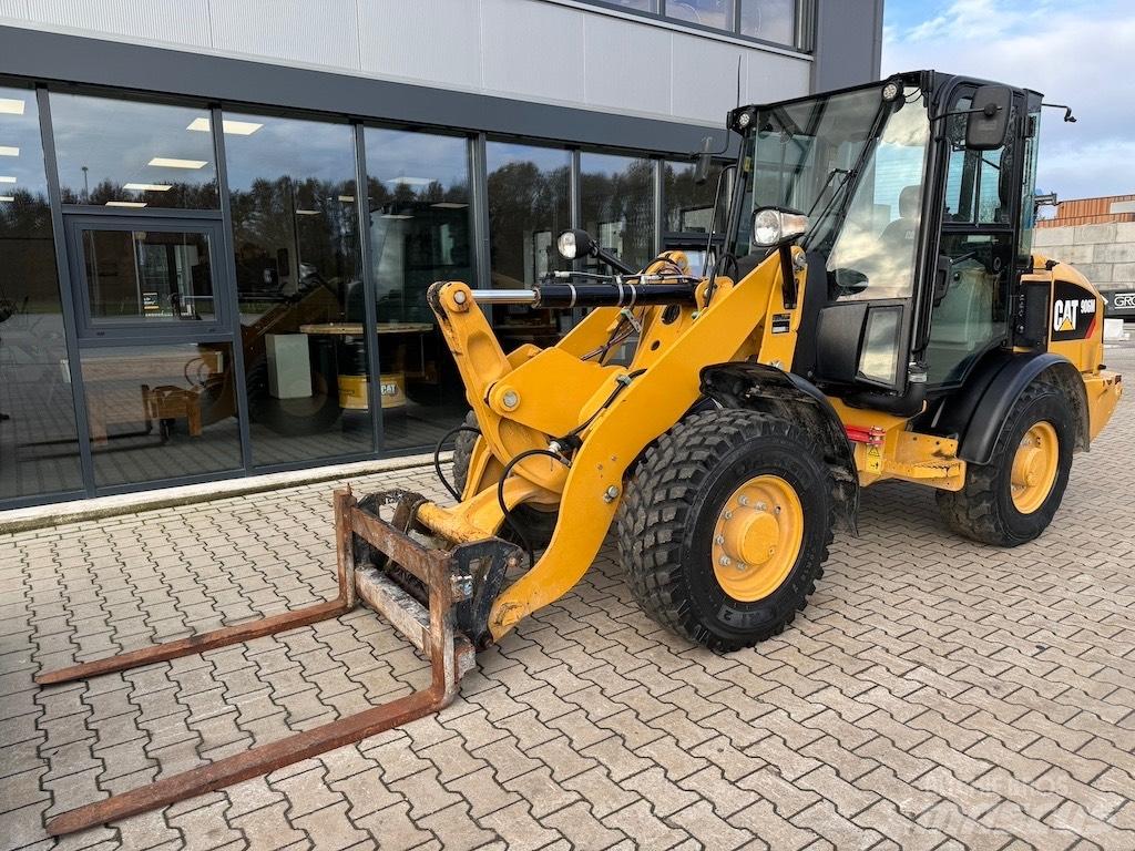 CAT 906M Kolesni nakladalci
