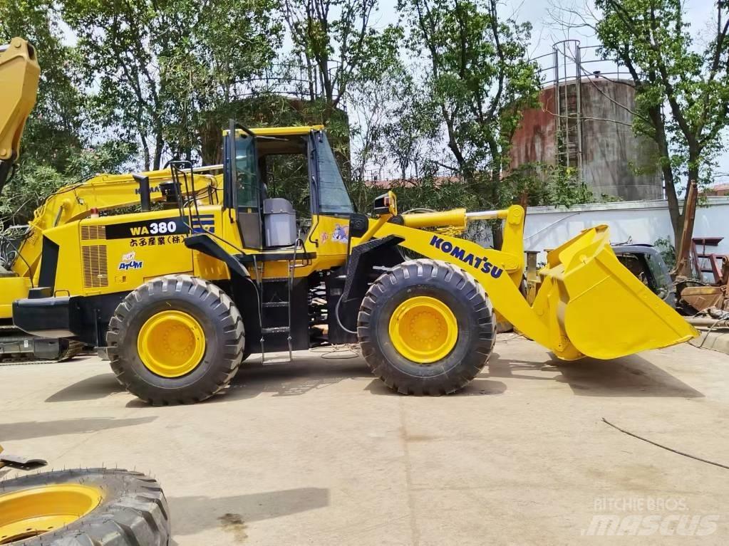 Komatsu WA 380 Kolesni nakladalci