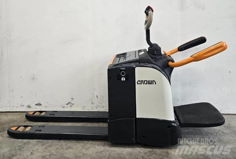 Crown WT 3040 E Električni nizko dvižni viličar s stojiščem