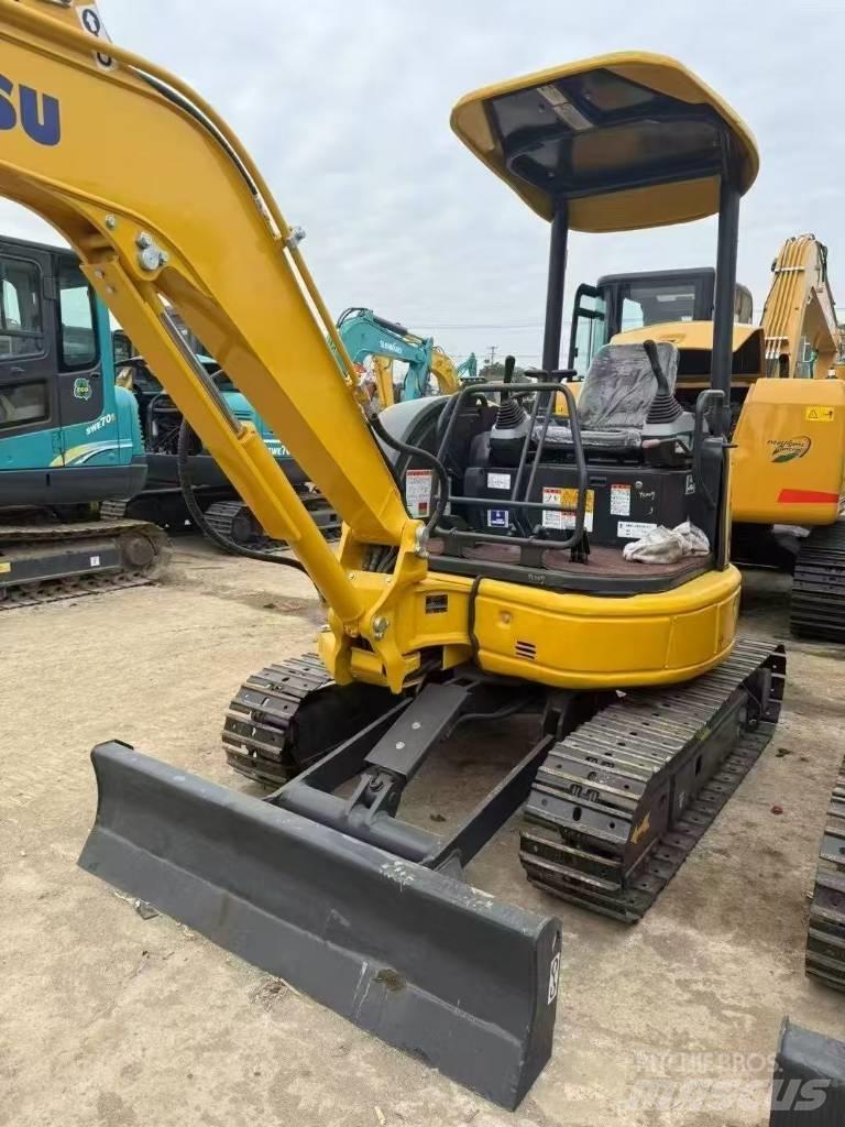 Komatsu 30 Bagri goseničarji
