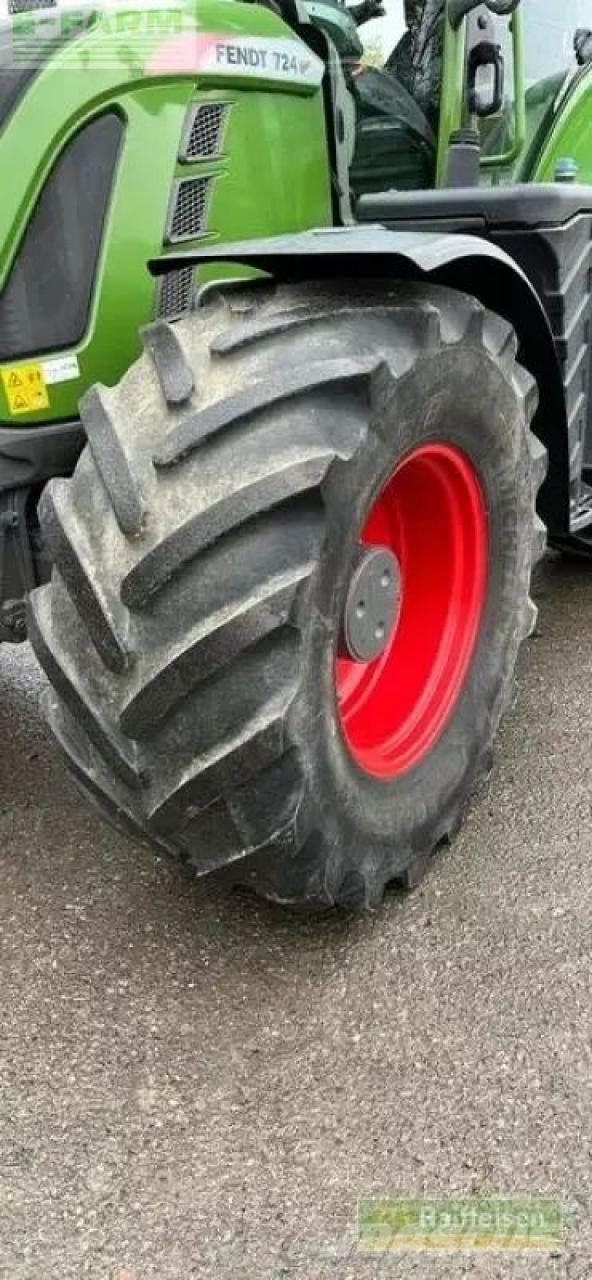 Fendt 724 vario Traktorji