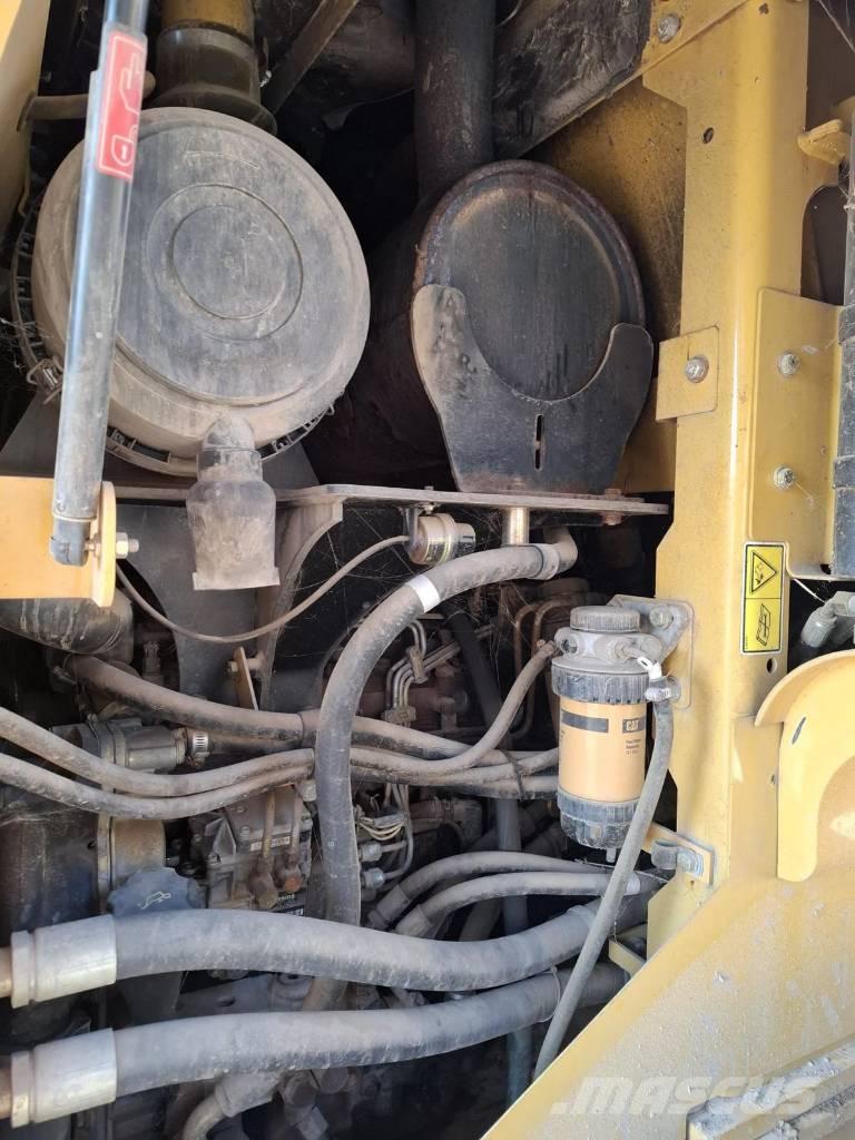 CAT 930 G Kolesni nakladalci