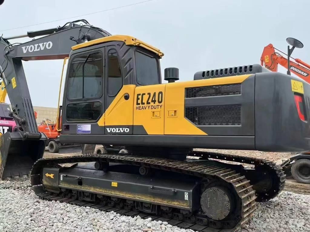 Volvo EC 240 Bagri goseničarji