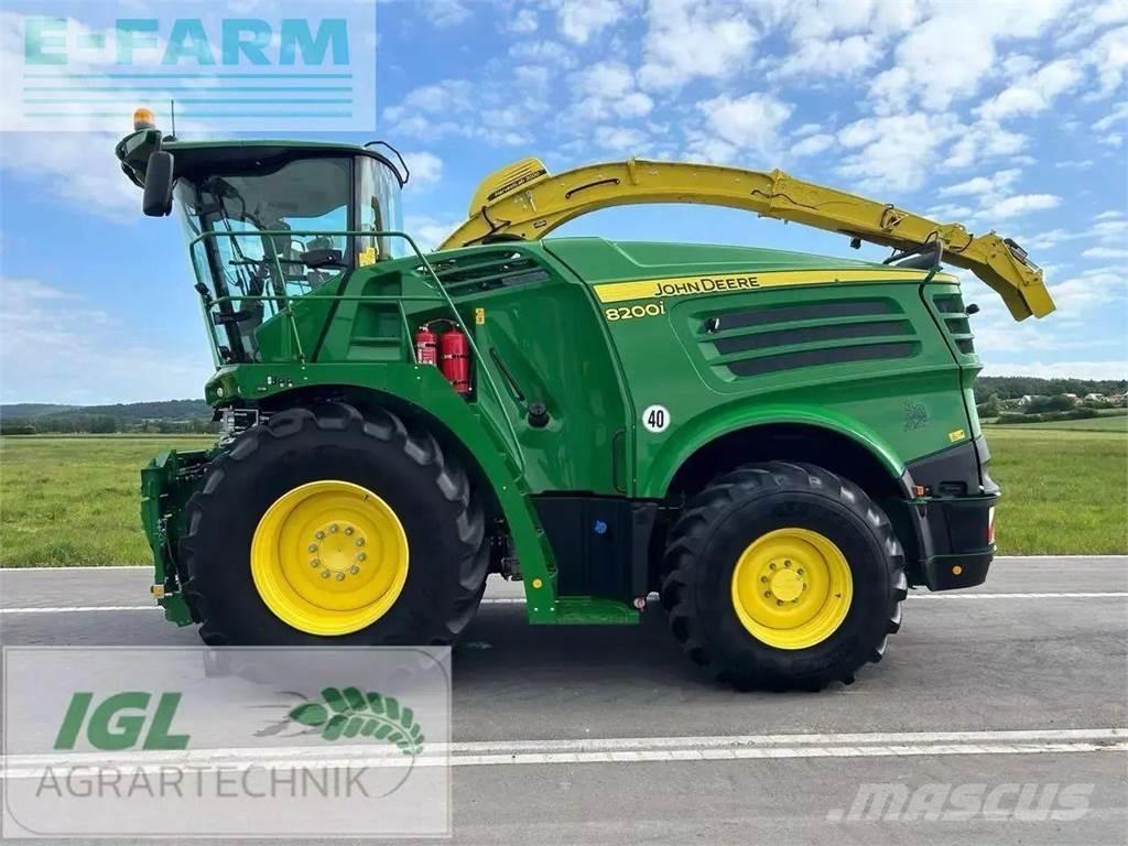 John Deere 8200 i Stroji za krmo na lastni pogon