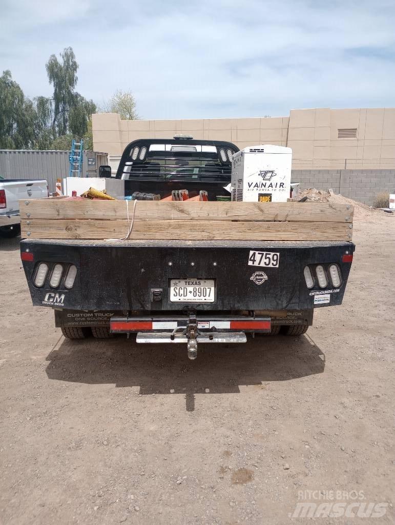 RAM 5500 Tovornjaki s kesonom/platojem