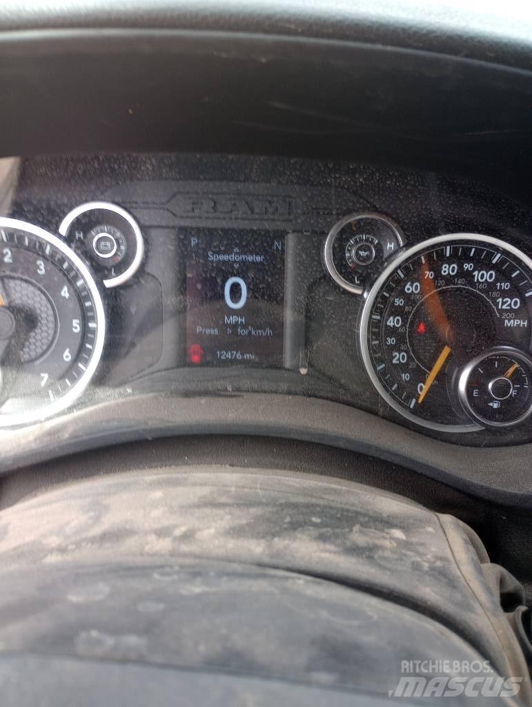 RAM 5500 Tovornjaki s kesonom/platojem