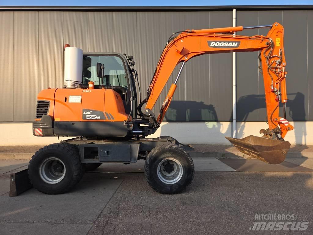 Doosan DX 55 W Bagri na kolesih