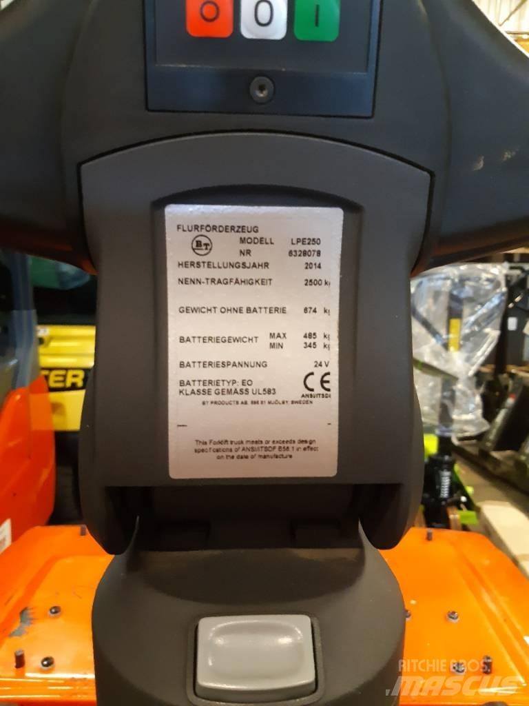 Toyota LPE250 Električni nizko dvižni viličar s stojiščem