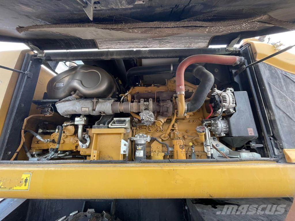 CAT MH3024 Bagri na kolesih