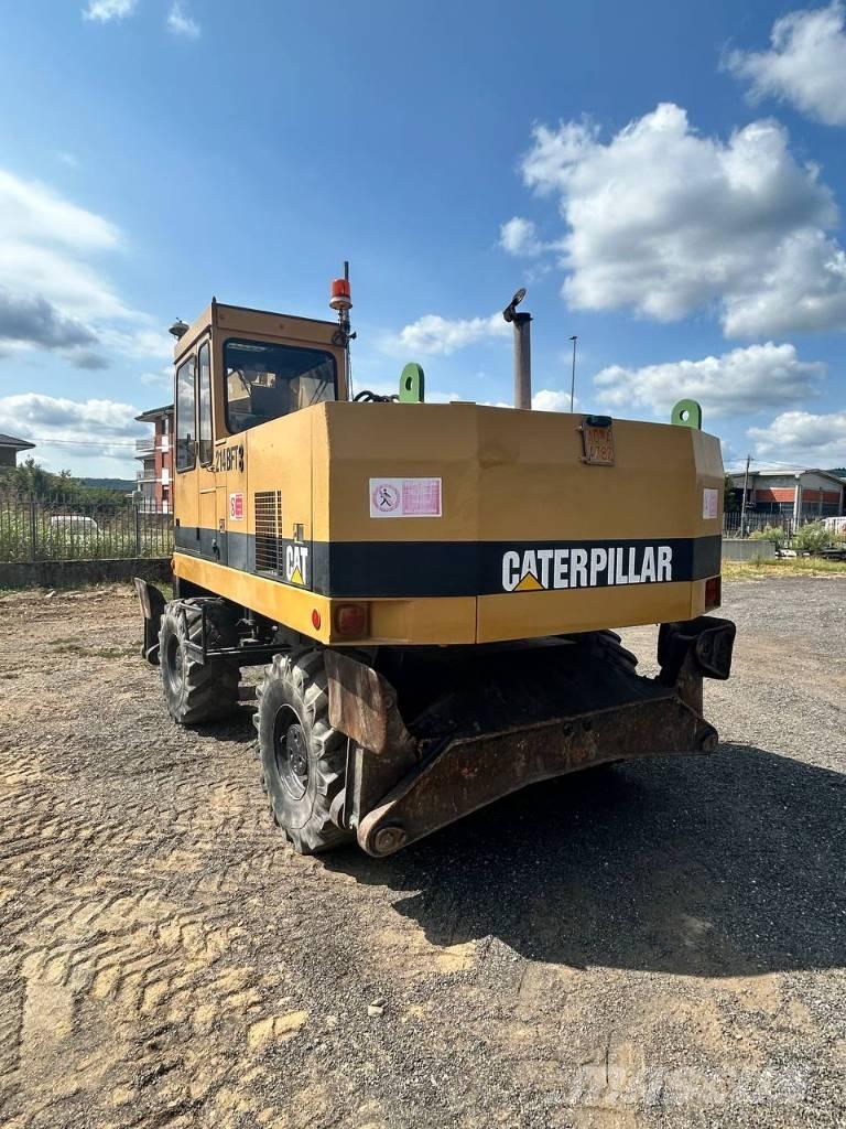 CAT 214 Bagri na kolesih