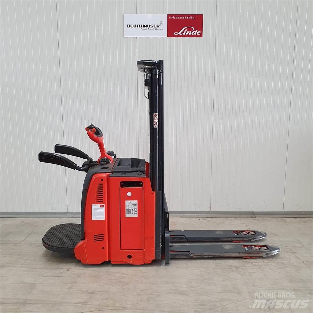 Linde D12AP Ročni električni viličar