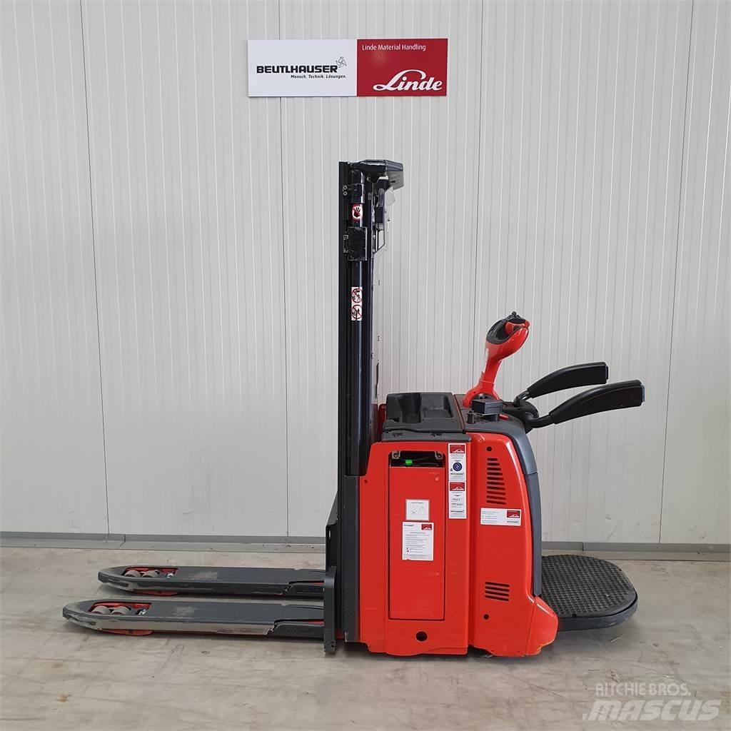 Linde D12AP Ročni električni viličar