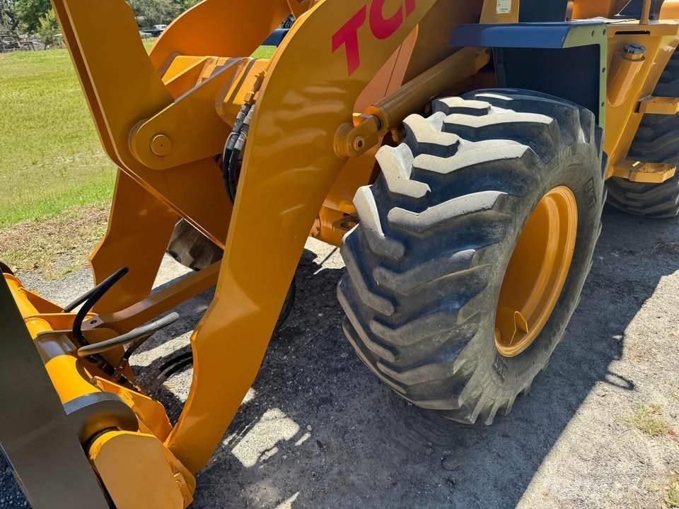 TCM E 820 Kolesni nakladalci