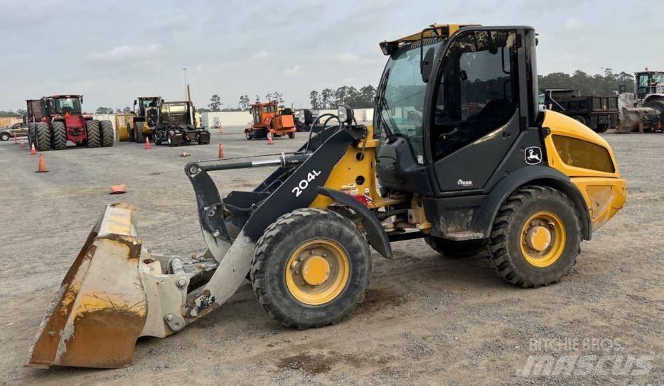 John Deere 204L Kolesni nakladalci