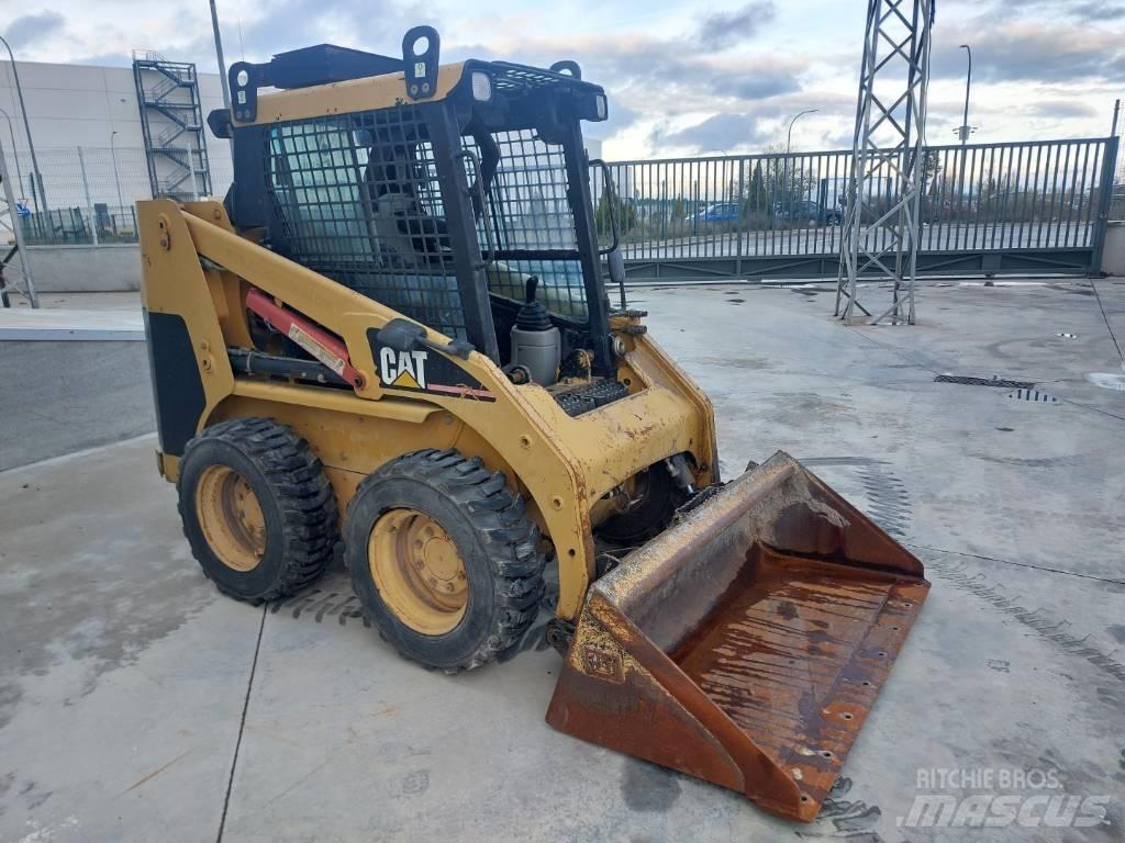 CAT 216 Skid steer mini nakladalci