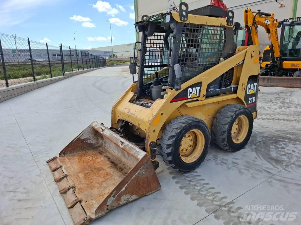 CAT 216 Skid steer mini nakladalci