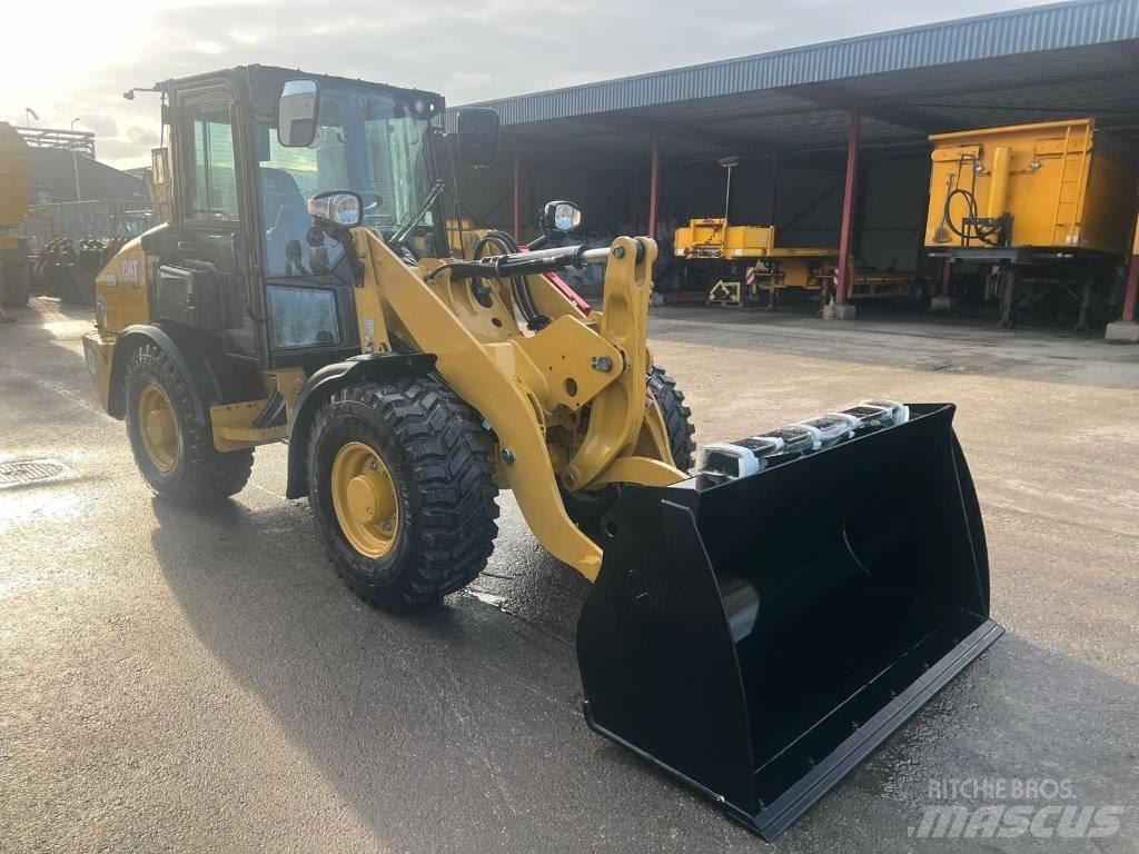 CAT 906 Kolesni nakladalci
