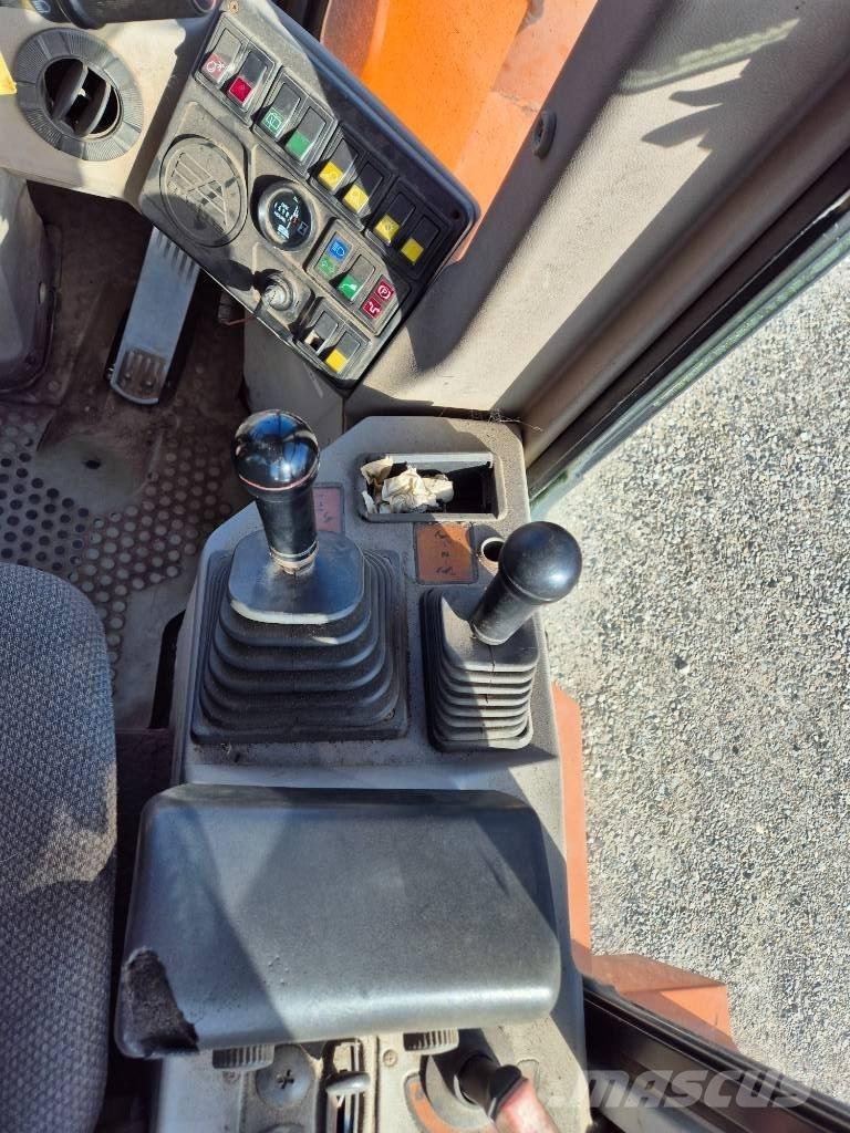 Hitachi FR 130 Kolesni nakladalci