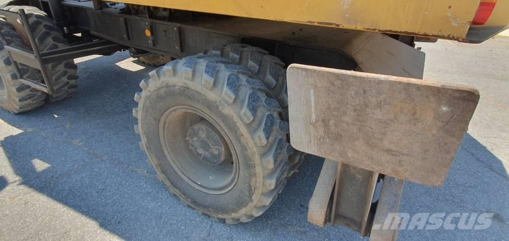 CAT 214 B Bagri na kolesih