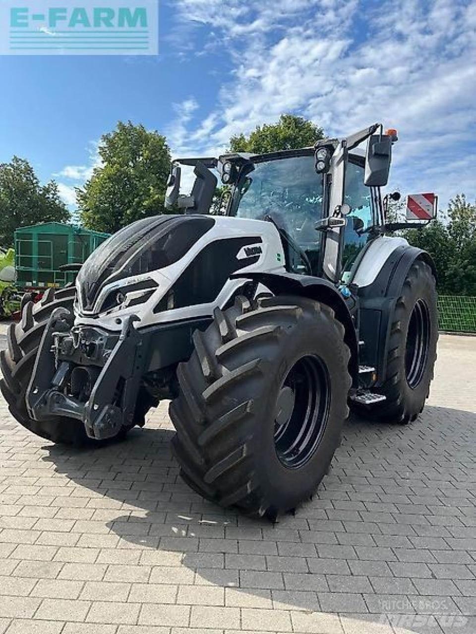 Valtra q245 Traktorji