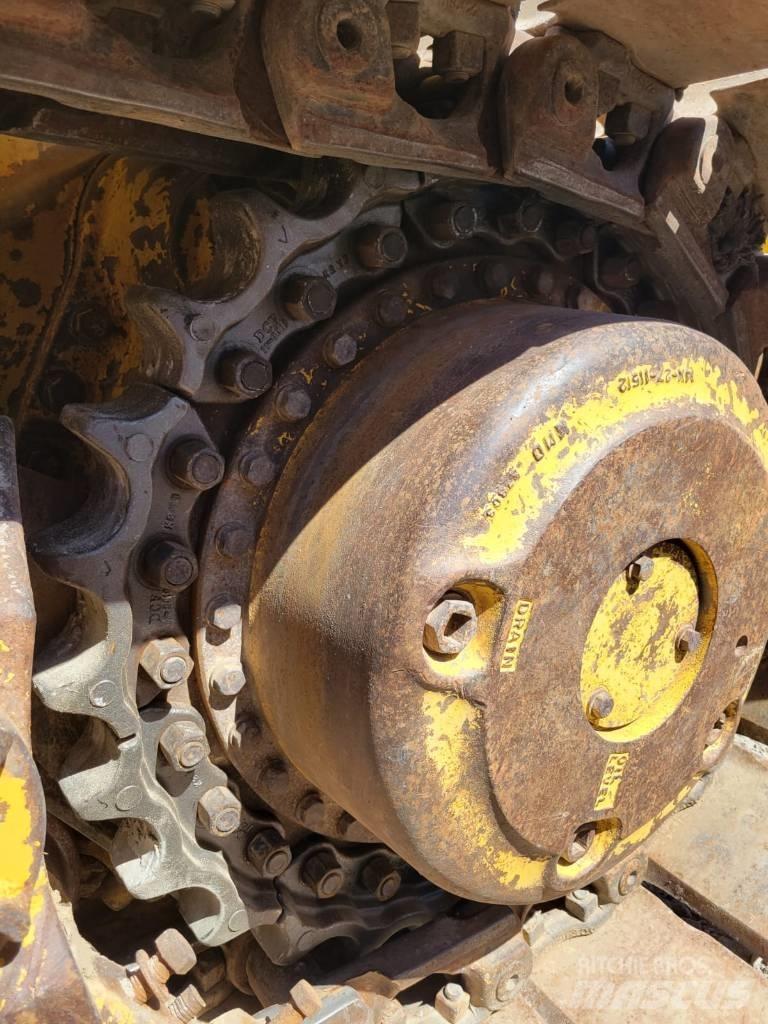 Komatsu D65EX-15 Buldožerji goseničarji