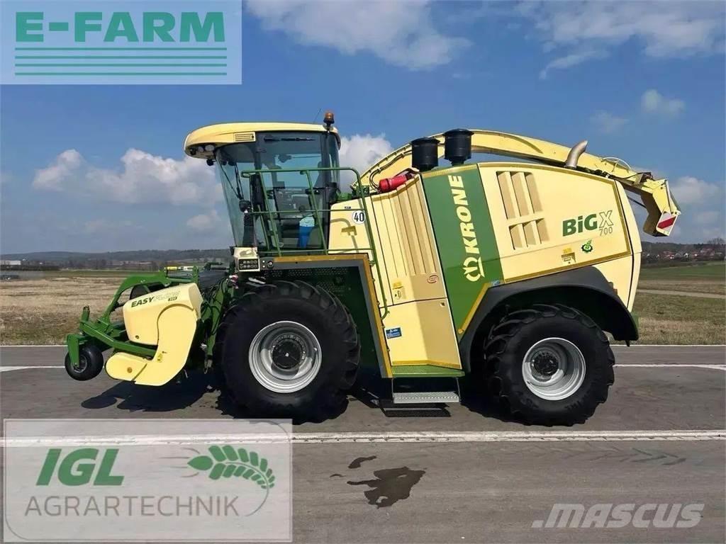 Krone big x 700 i Stroji za krmo na lastni pogon