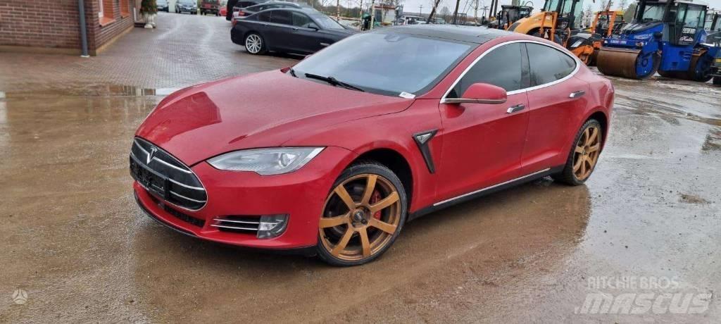 Tesla Model S P85D Avtomobili