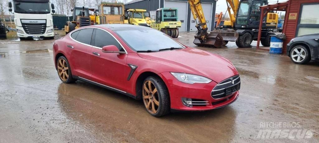 Tesla Model S P85D Avtomobili