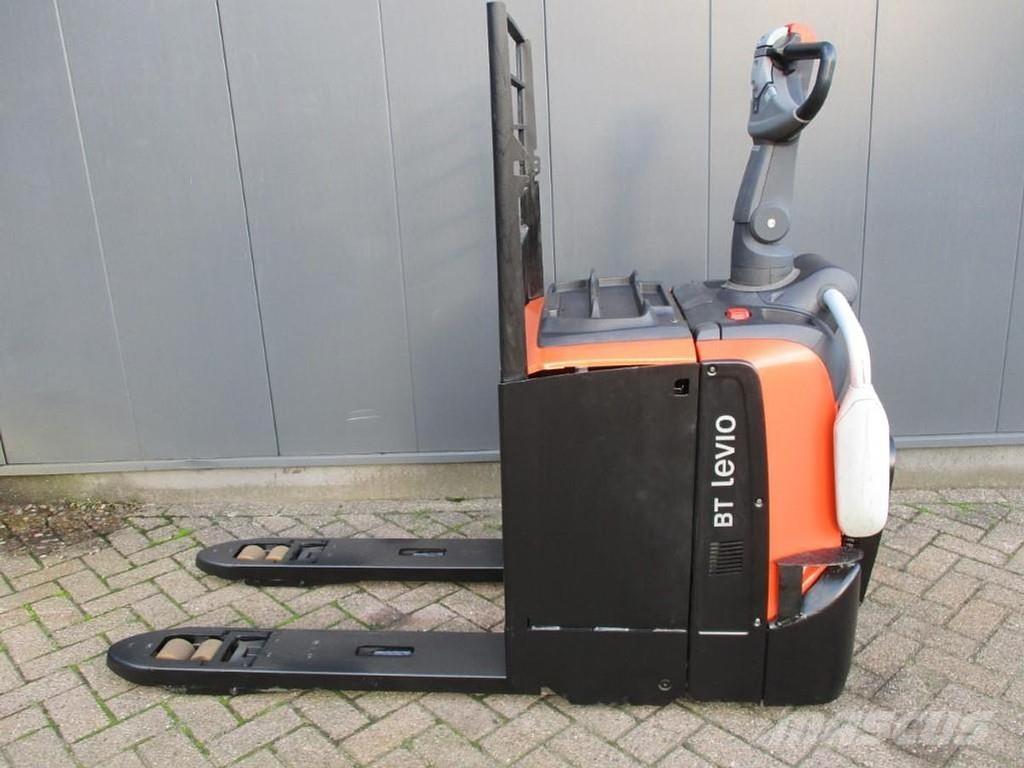 Toyota LPE250 Električni nizko dvižni viličar s stojiščem