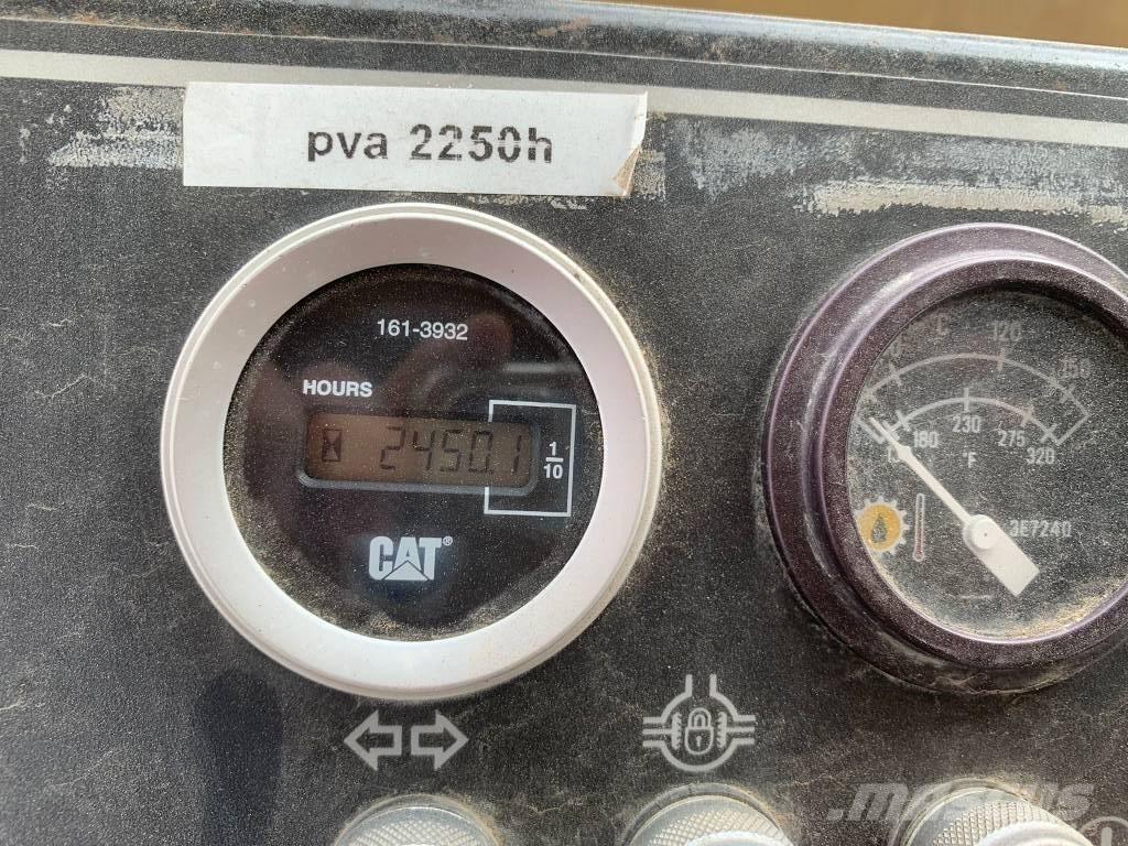 CAT PS 300 B Kolesni valjarji s pnevmatikami