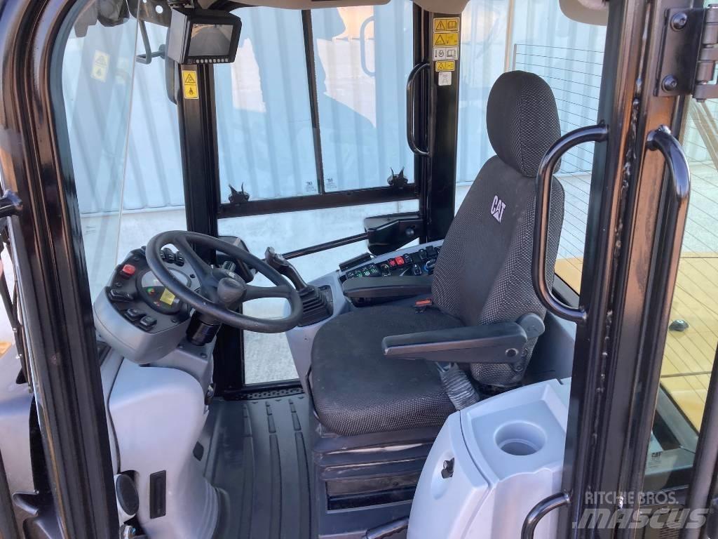 CAT 910 Kolesni nakladalci