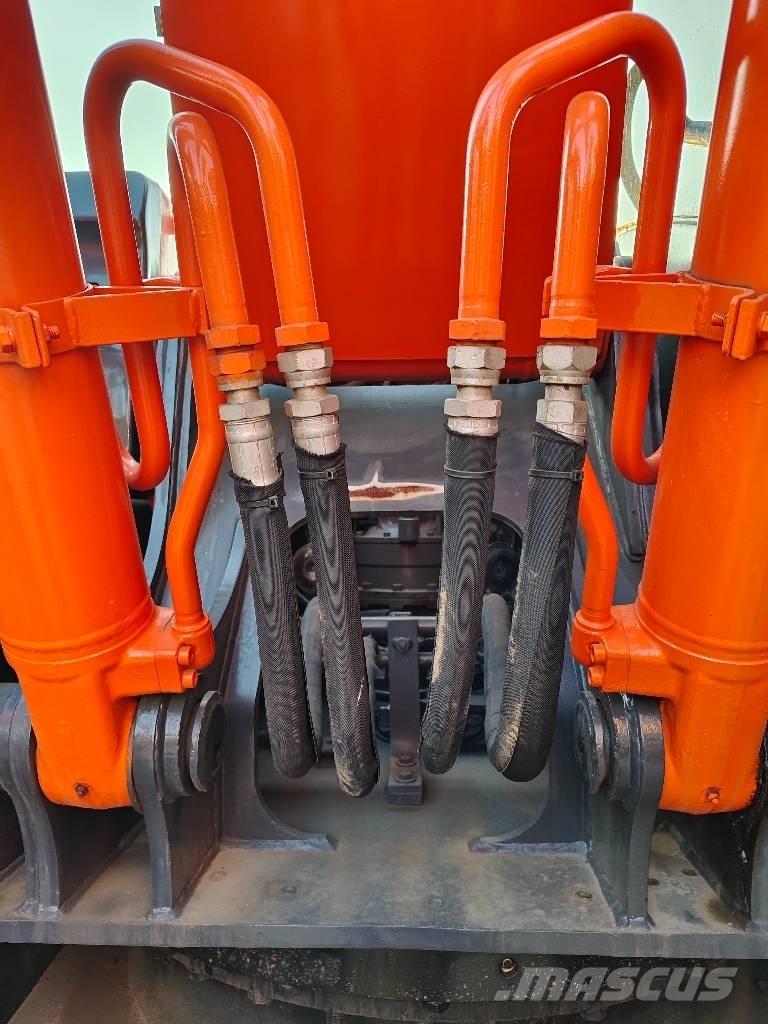 Hitachi ZX 210 Bagri goseničarji