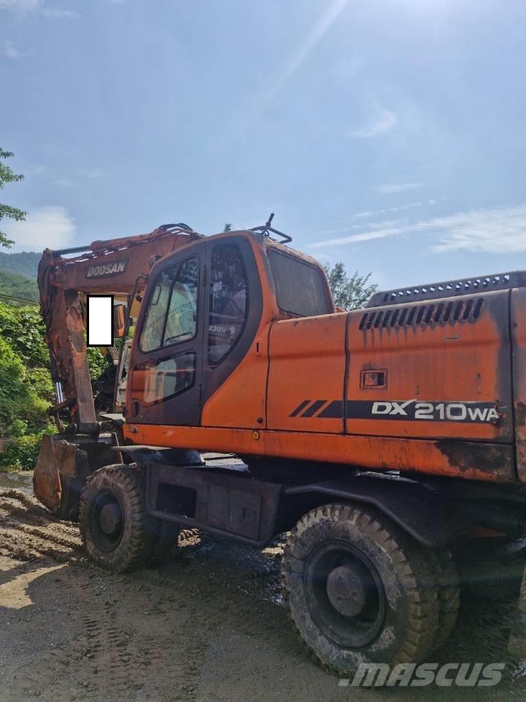 Doosan DX 210 W Bagri na kolesih