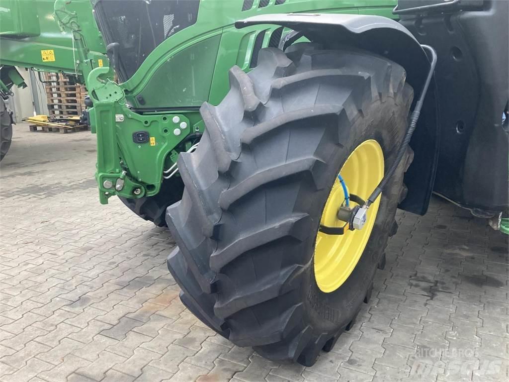 John Deere 6215R Traktorji
