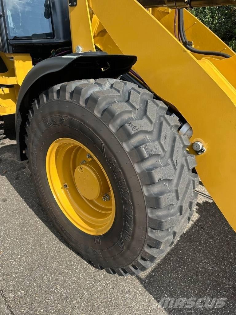 CAT 908 Kolesni nakladalci