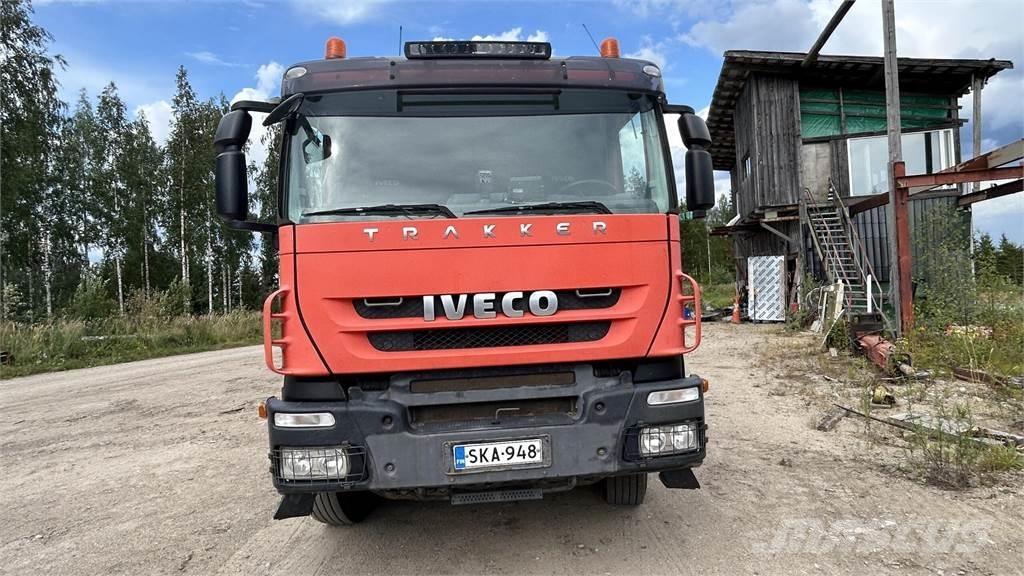 Iveco Trakker Tovornjaki s kesonom/platojem
